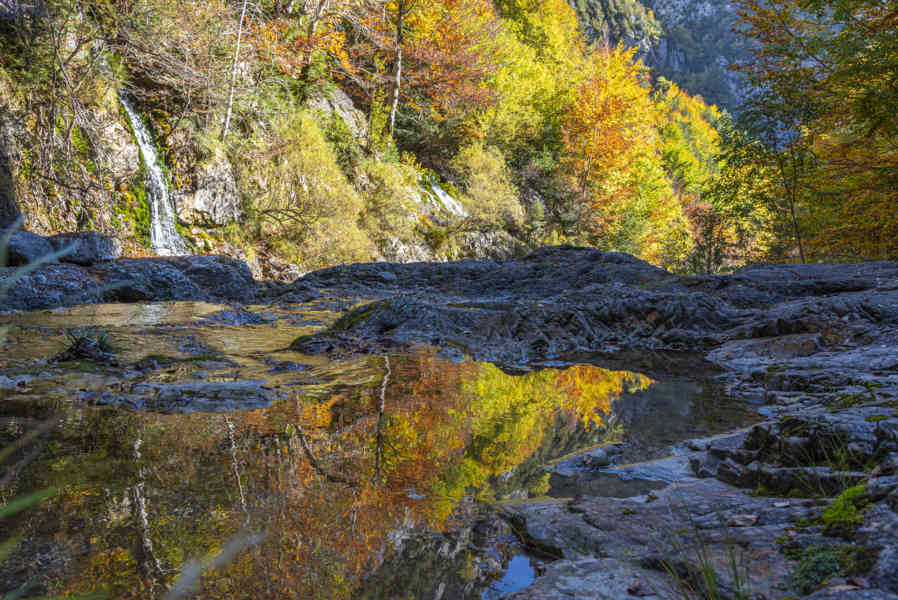 Huesca - parque nacional de Ordesa y Monte Perdido - valle de Escuaín 30 - garganta de Escuaín - Surgencia del rio Yaga.jpg